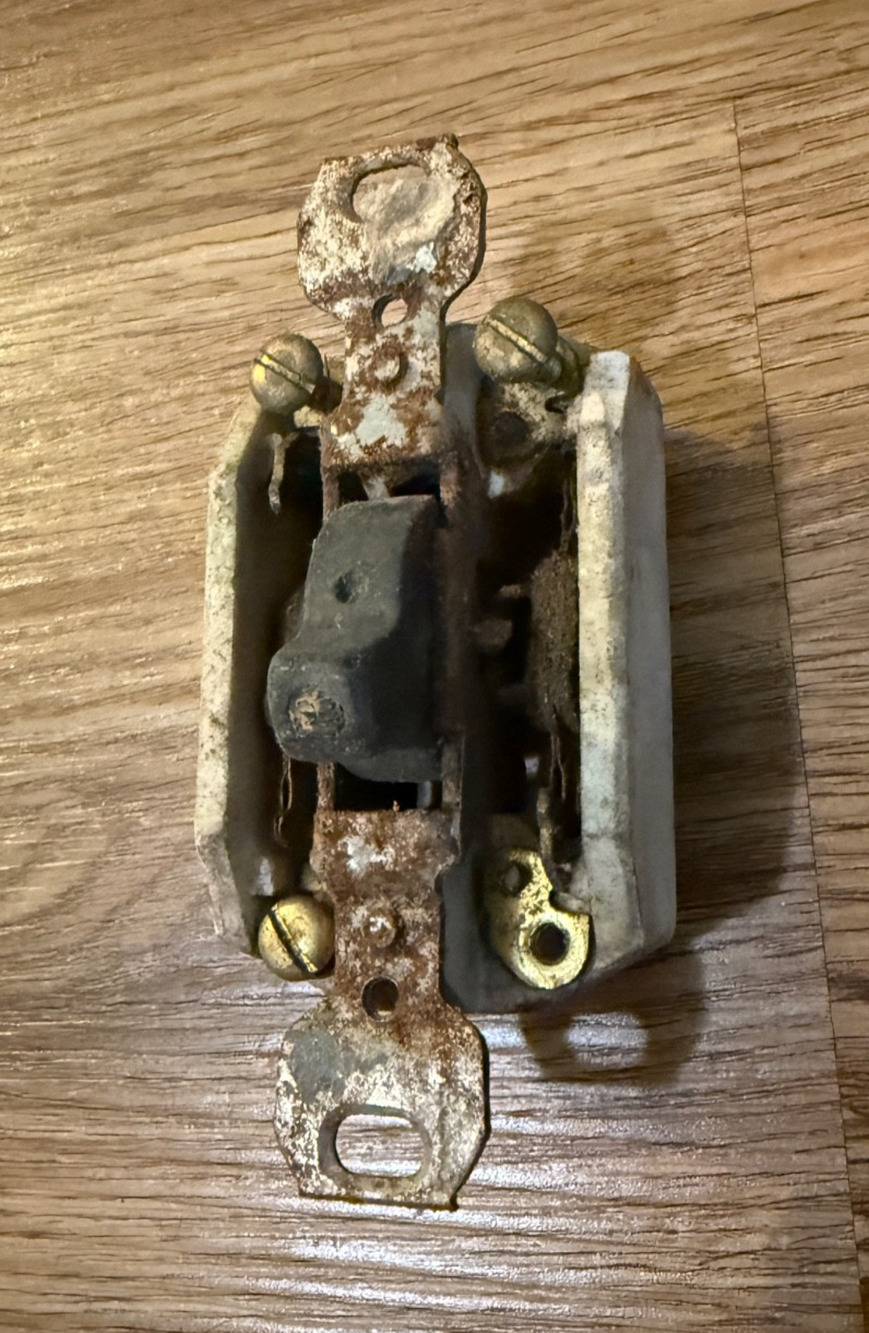 💡 ANTIQUE Porcelain Light Switch – Early Electrical Hardware – 3.75” x 1.75” - Picture 1 of 4
